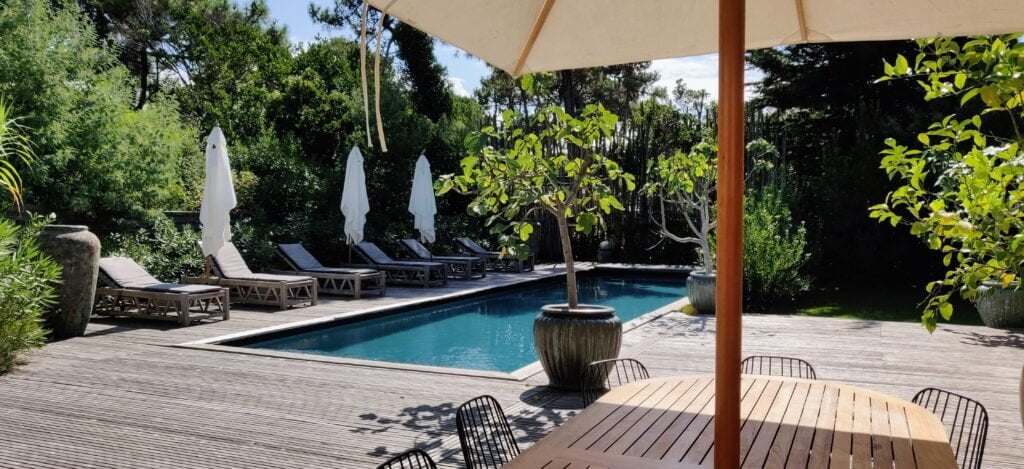 Piscine et terrasse de la maison de location au Cap Ferret