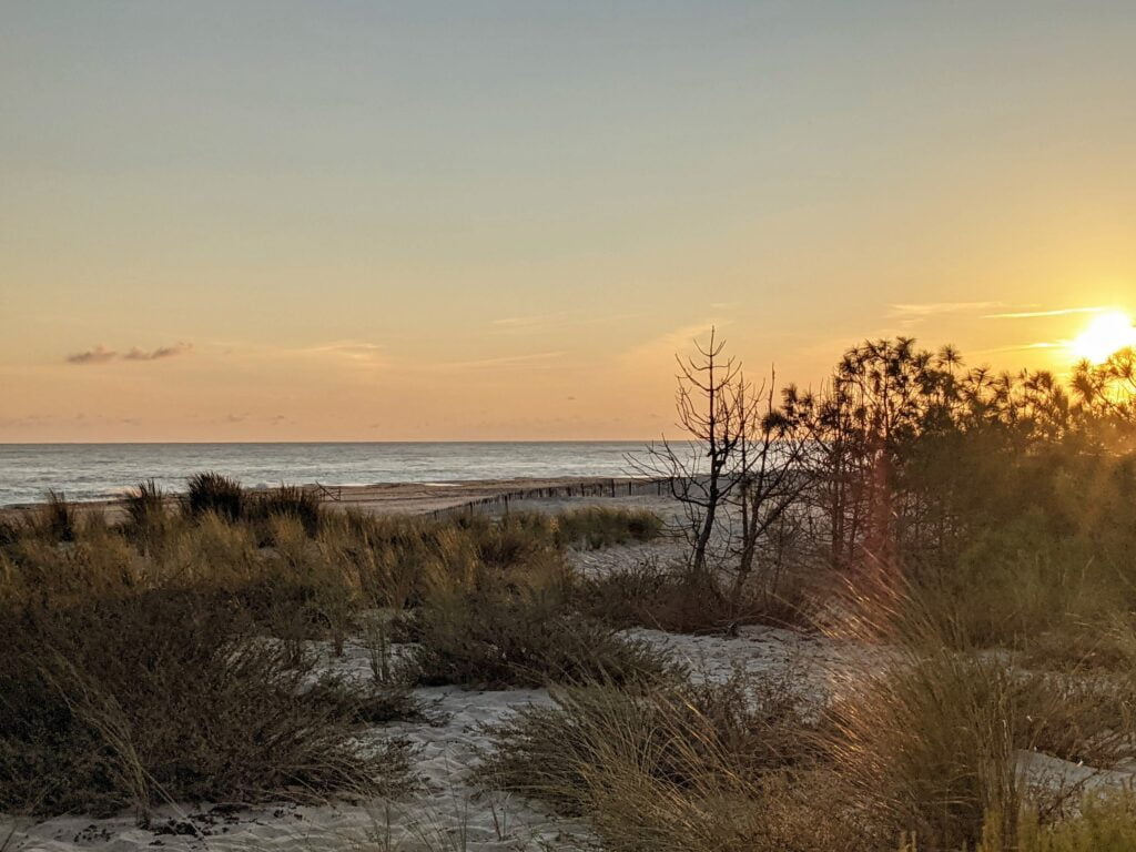 Coucher de soleil sur la plage de la Pointe