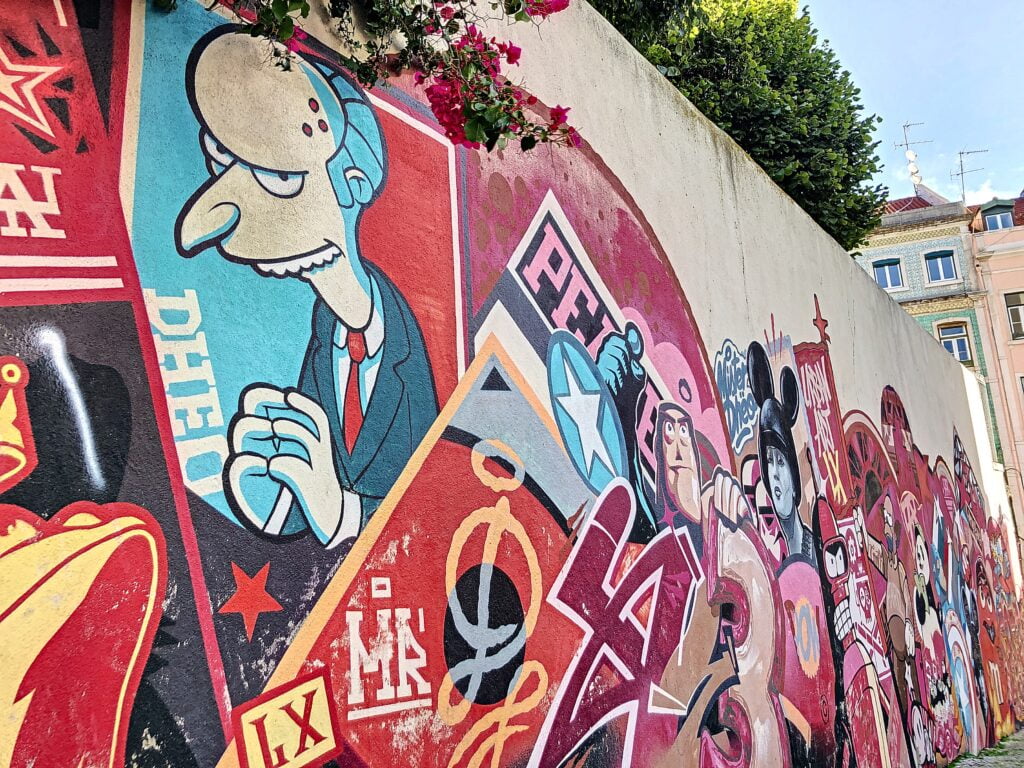 Fresque de @parizone et @mrdheo évoquant la Révolution du 25 avril