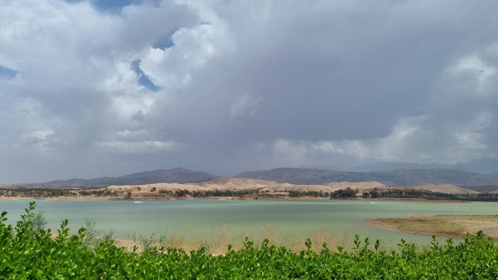 Vue sur le lac depuis le Petit Hôtel du Flouka