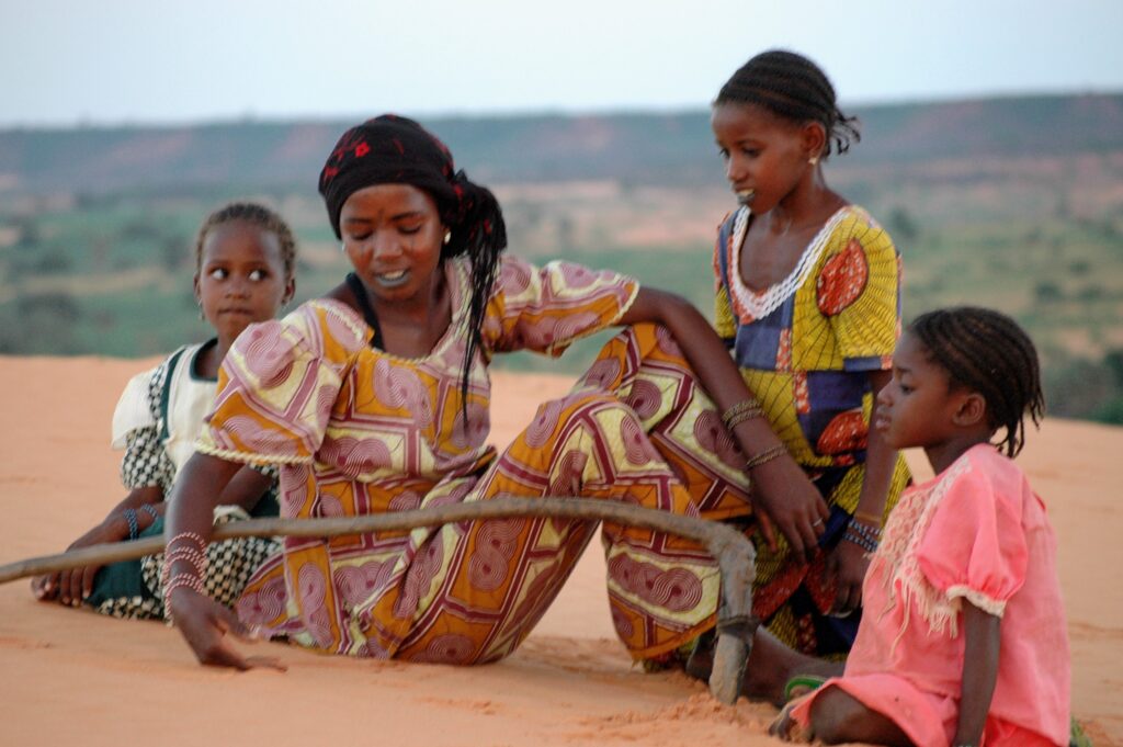 Femme et enfants sur les dunes du Niger