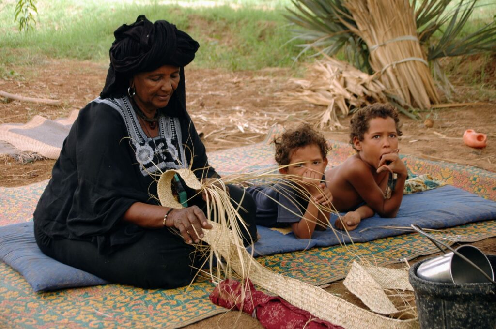 Tuareg woman in a green oase in Aïr Massif, Niger