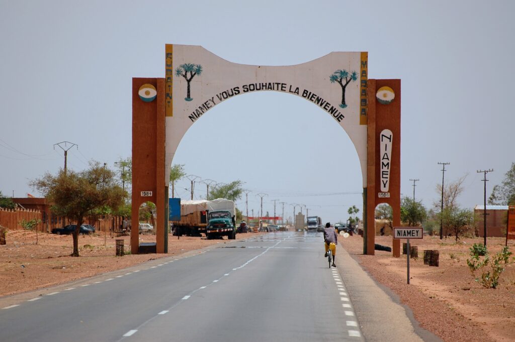 Portique d'arrivée à Niamey (Niger)