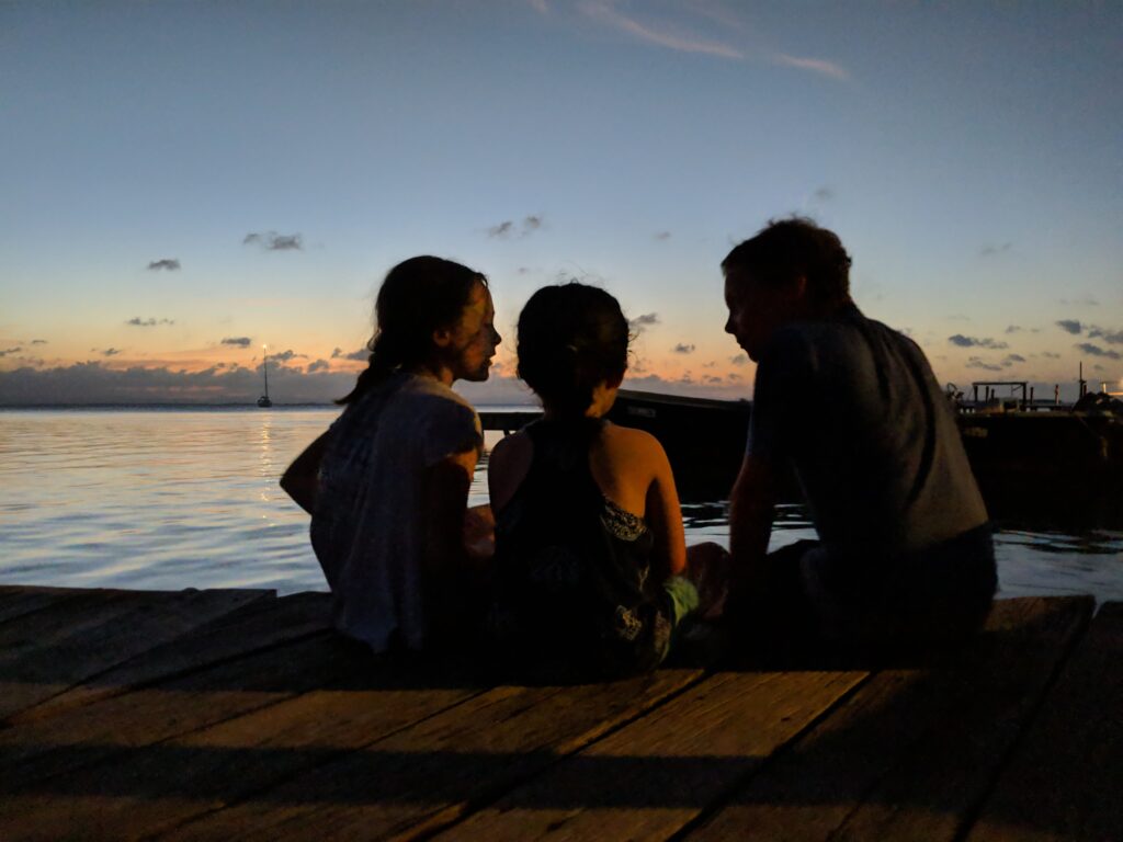 Discussions sur le ponton, South Water Caye