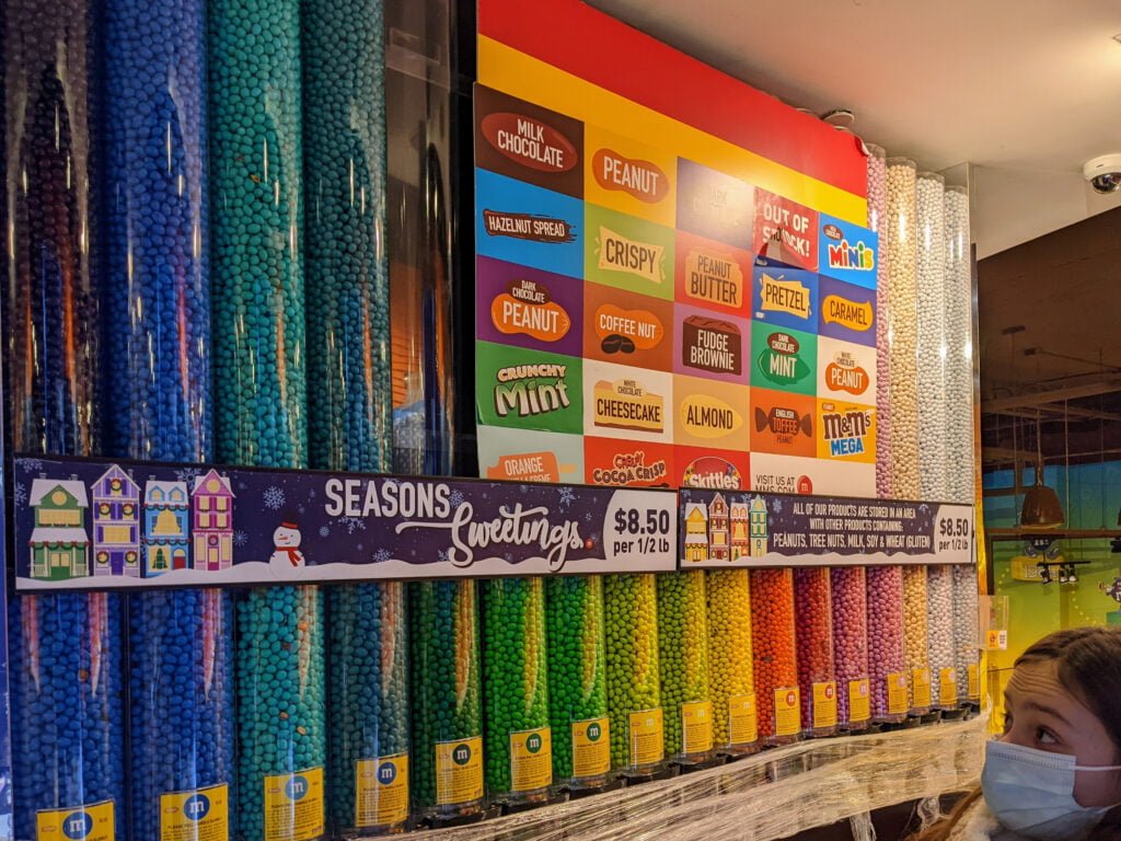 Mur rempli de 72 tubes de M&M's