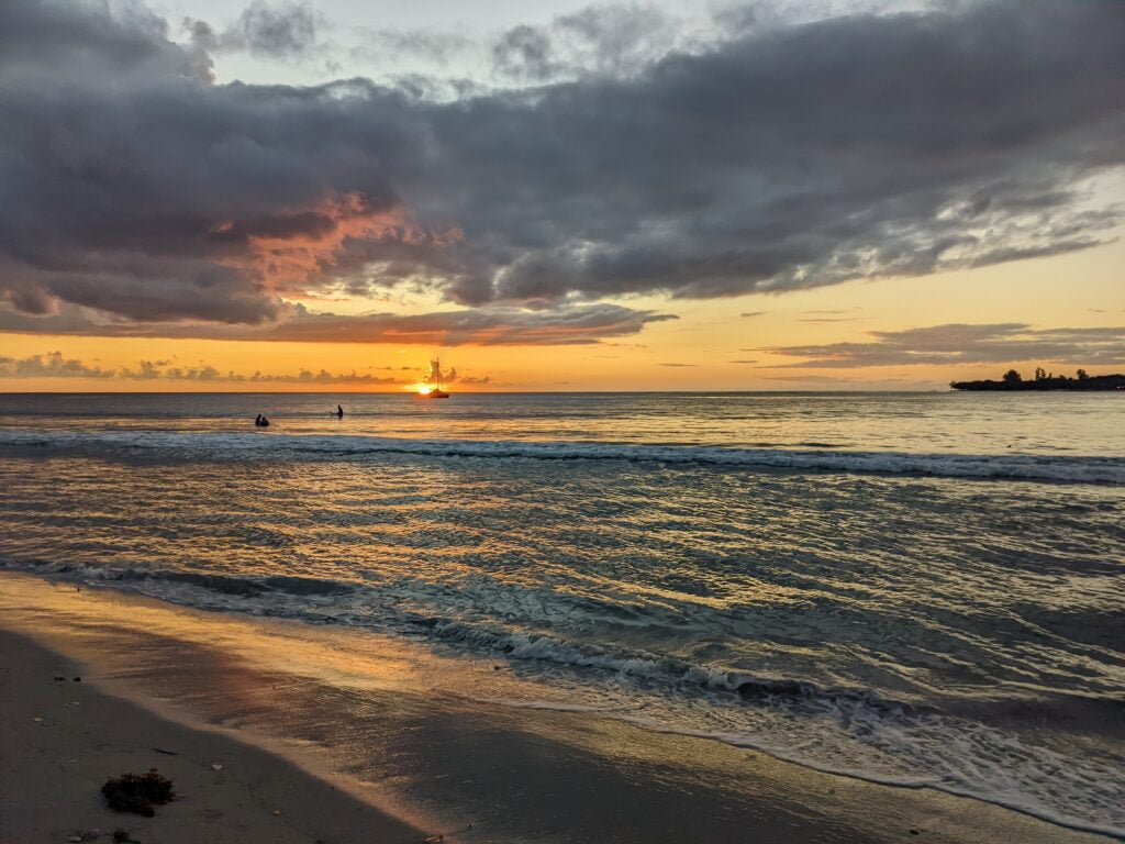 Surf au coucher du soleil à Tamarin