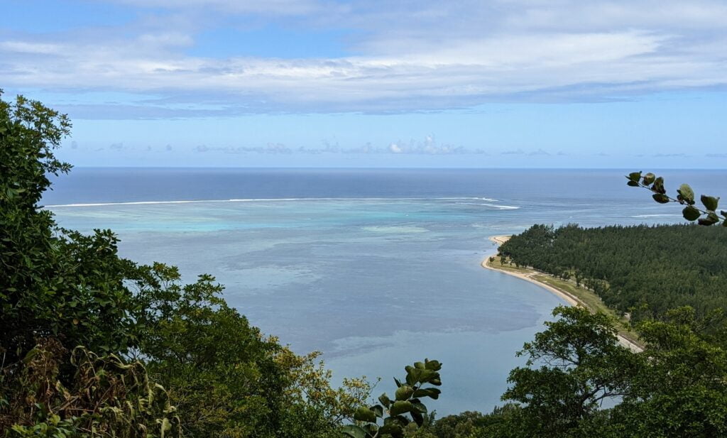 Vue sur le lagon depuis le Morne (Île Maurice)