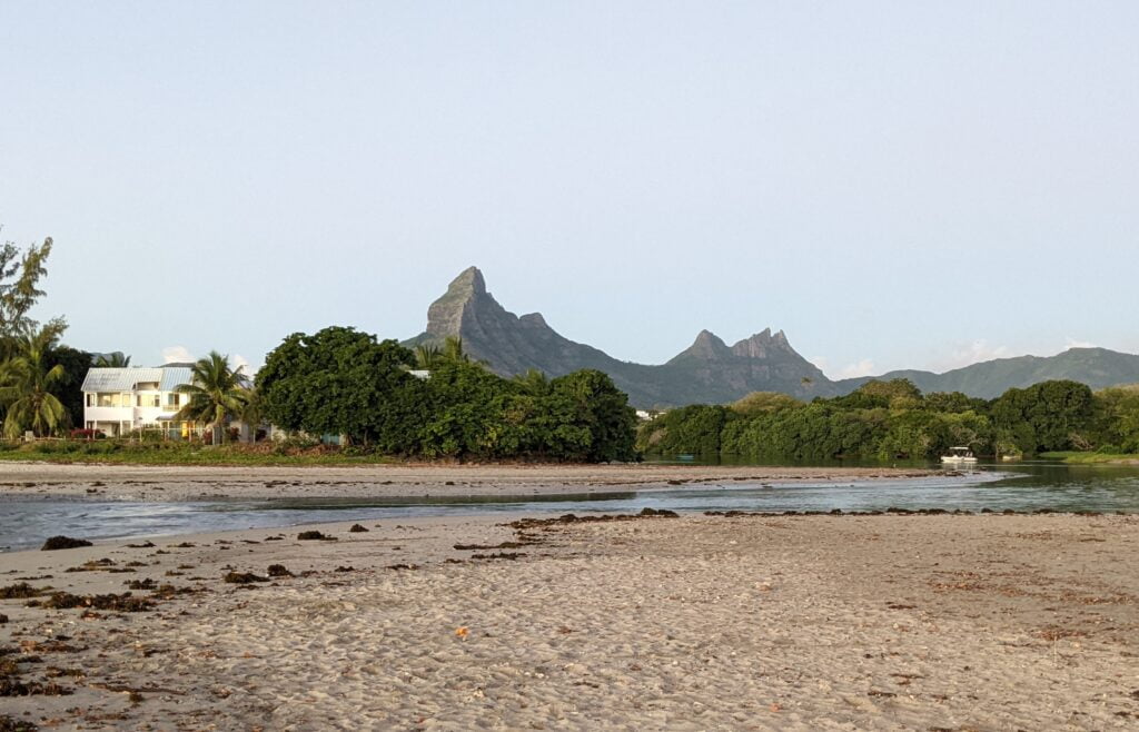 Plage de Tamarin, vue sur la Montagne du Rempart