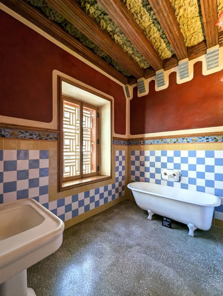 Casa Vicens, bathroom