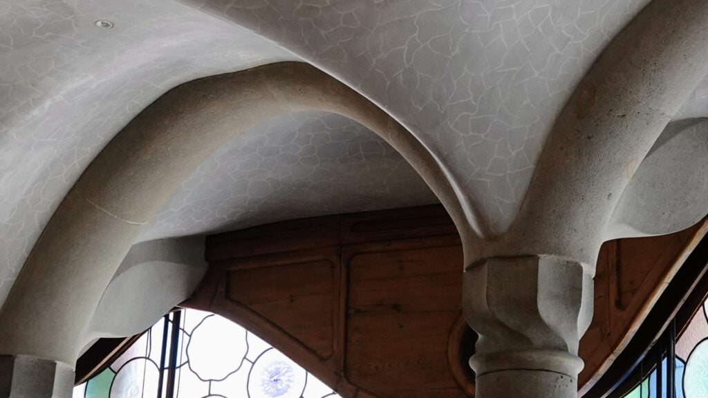 Cracked ceiling of the central salon - Noble Floor, Casa Batlló.