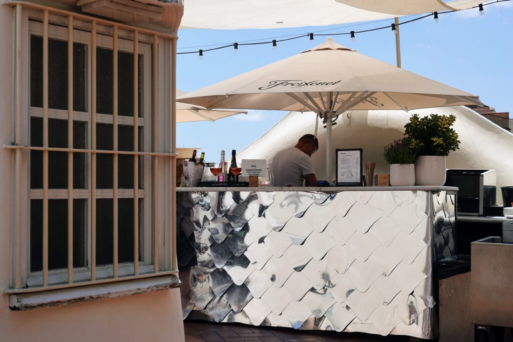 Bar sur le toit-terrasse de la Casa Batlló